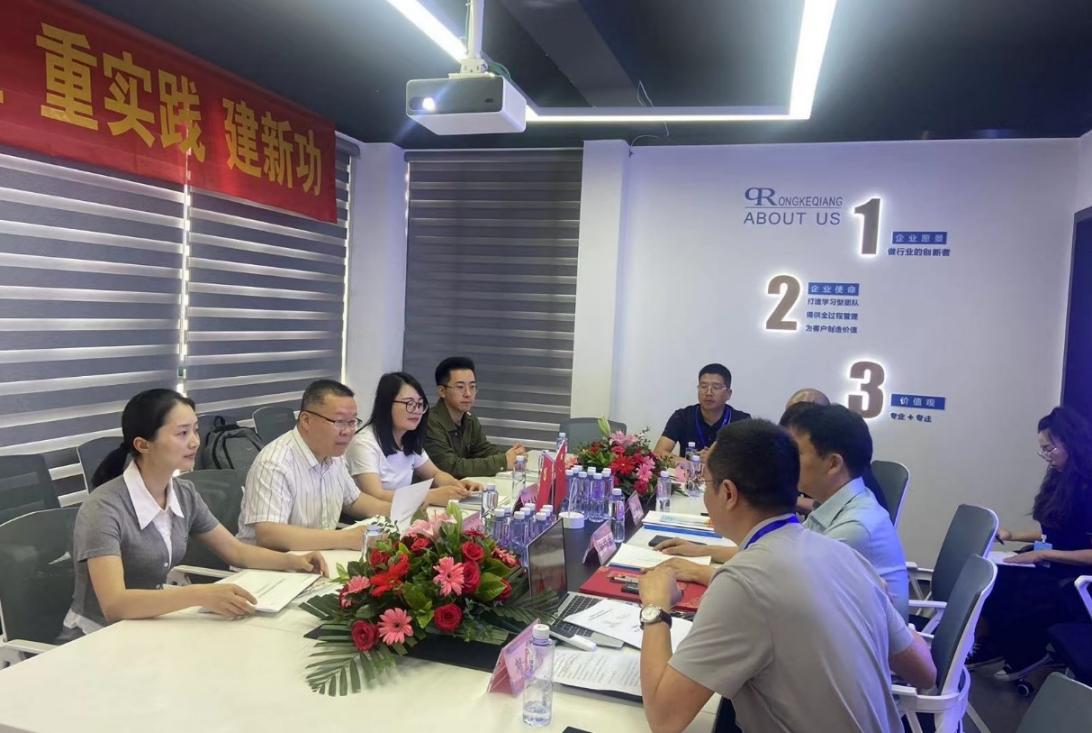 会议室里的人们描述已自动生成